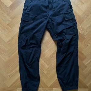 Cargobyxor - Byxor med flera fickor från H&M