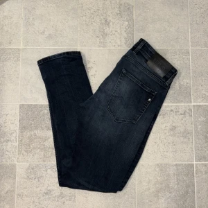 Replay jeans - Replay jeans – modell Grover Snygga mörkblå jeans med lätt urtvättad stil. Storlek: 30. Bra skick, klassisk passform och riktigt sköna att ha på sig. Mvh Theo ⚡️⚡️⚡️