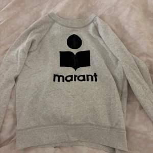 Isabel Marant Sweatshirt  - Sweatshirt från Isabell marant! Nypris: 3150kr💓☺️Inga defekter förutom att det lossnat lite av de svarta sammeten på märket men ingen större påverkan.