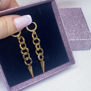 Cirkle chain earrings⚡️❤️ - Supersnygga handgjorda örhängen!🥰109kr/paret💕Frakten kostar 18kr vid köp genom Swish💞