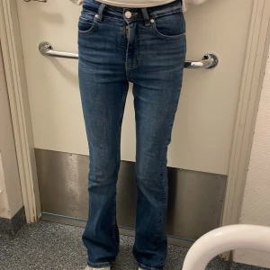 Blå bootcut jeans från Gina tricot  - Säljer mina blå högmidjade jeans då dom inte passar mig. Dom är endast använda en gång och inga skador. Ord pris 499kr