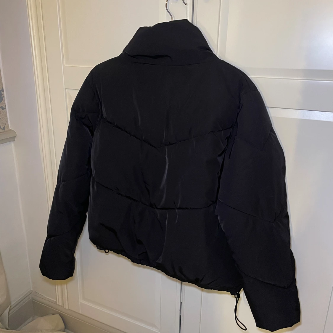 Svart pufferjacka med dragkedja - 2