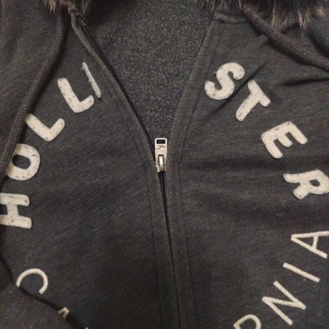 Svart hoodiejacka med fuskpäls från Hollister - 2