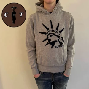 Tommy Hilfiger Hoodie - Tommy Hilfiger Hoodie | Skick 9/10 | Vårat pris endast 399kr | Storlek S | Svarar gärna på era frågor och funderingar!