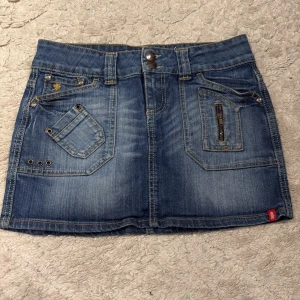 Jeanskjol - Snygg jeanskjol från esprit med detaljer💖