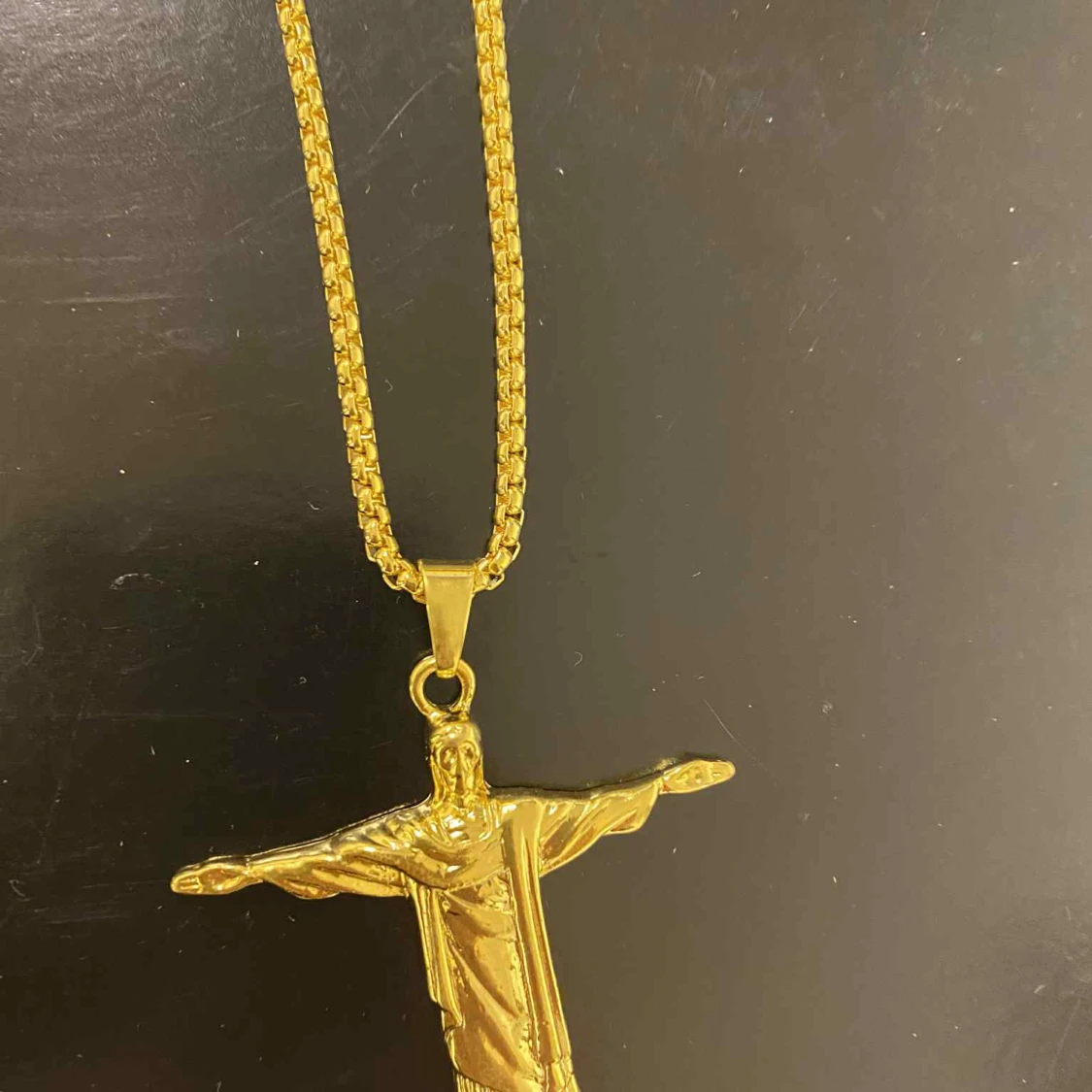 Långt och Stort Guldigt halsband med Jesus-berlock - 2