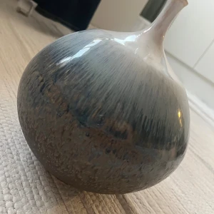 Vas - Blå och vit vas som inte kommer till användning. Passar fint att ha typ eukalyptus eller liknande i💕