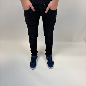 Dondup Jeans George  - Dondup Jeans George! Trendigaste jeansen på marknaden.  Skick= 9,5/10 Ny pris= 4000 kr Säljs för= 799 kr