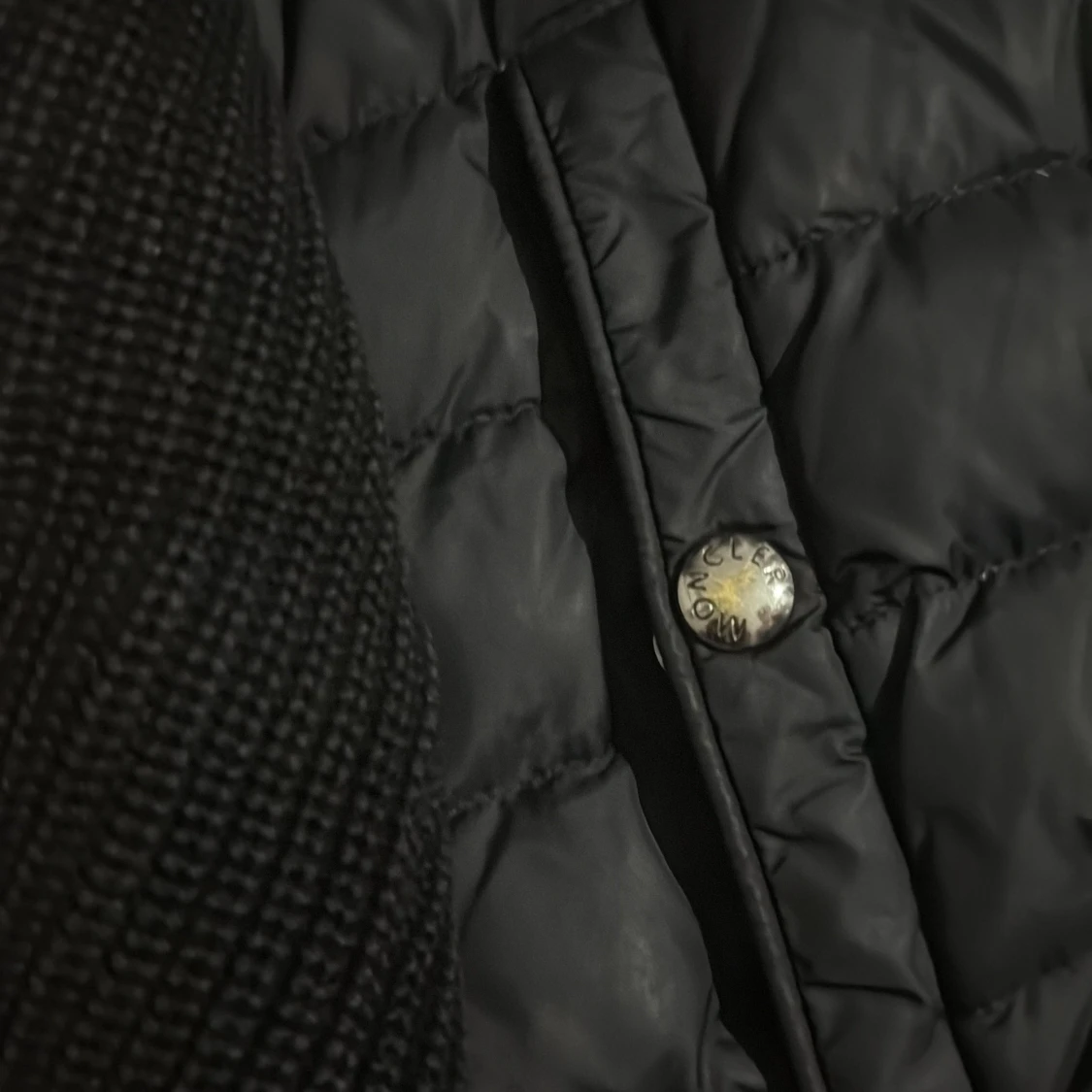 Svart dunjacka från Moncler med huva - 4