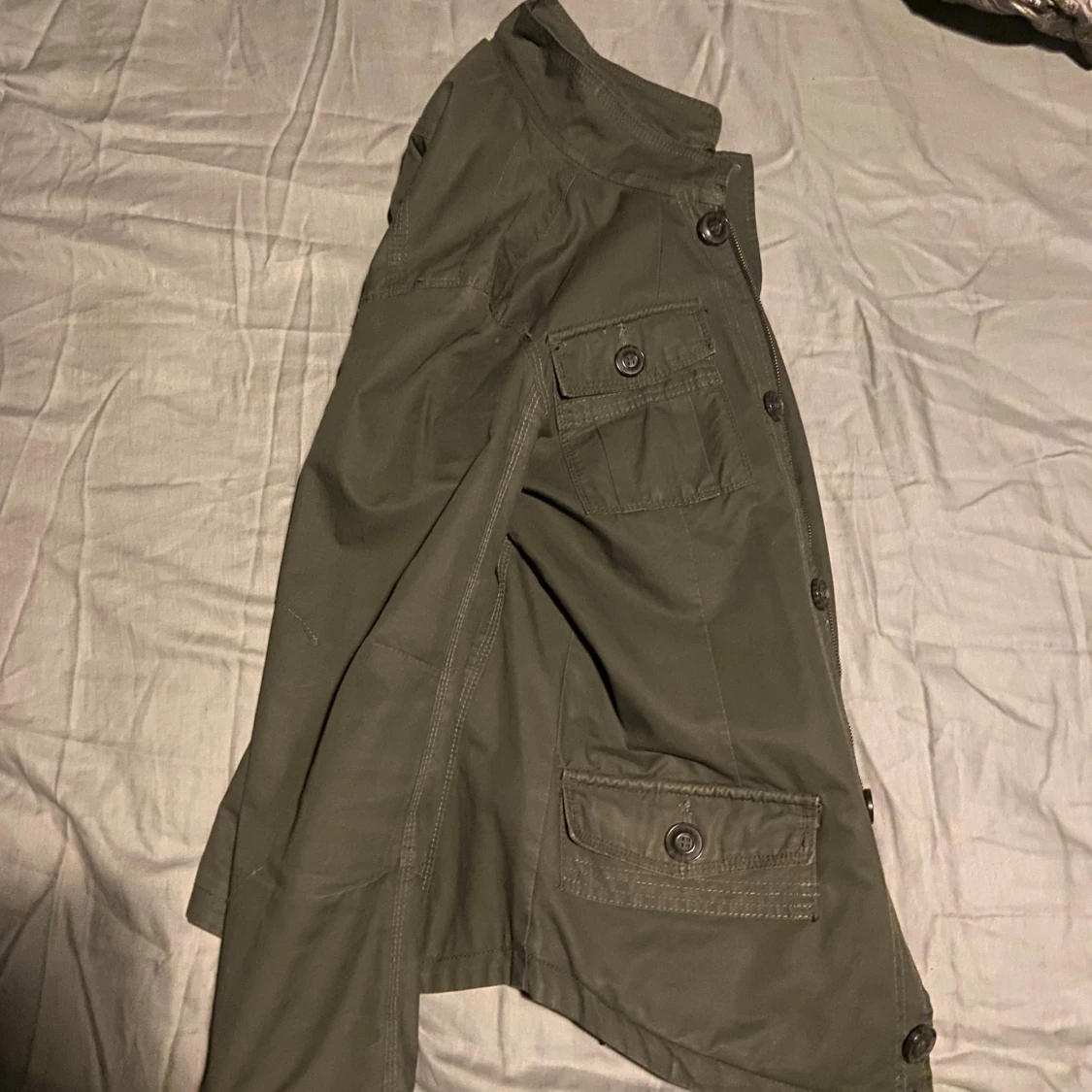 Olivgrön parkajacka med fickor - 1