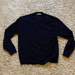 Mörkblå stickad tröja från Zara -  Mörkblå stickad tröja från Zara i storlek S. Perfekt för lager-på-lager.