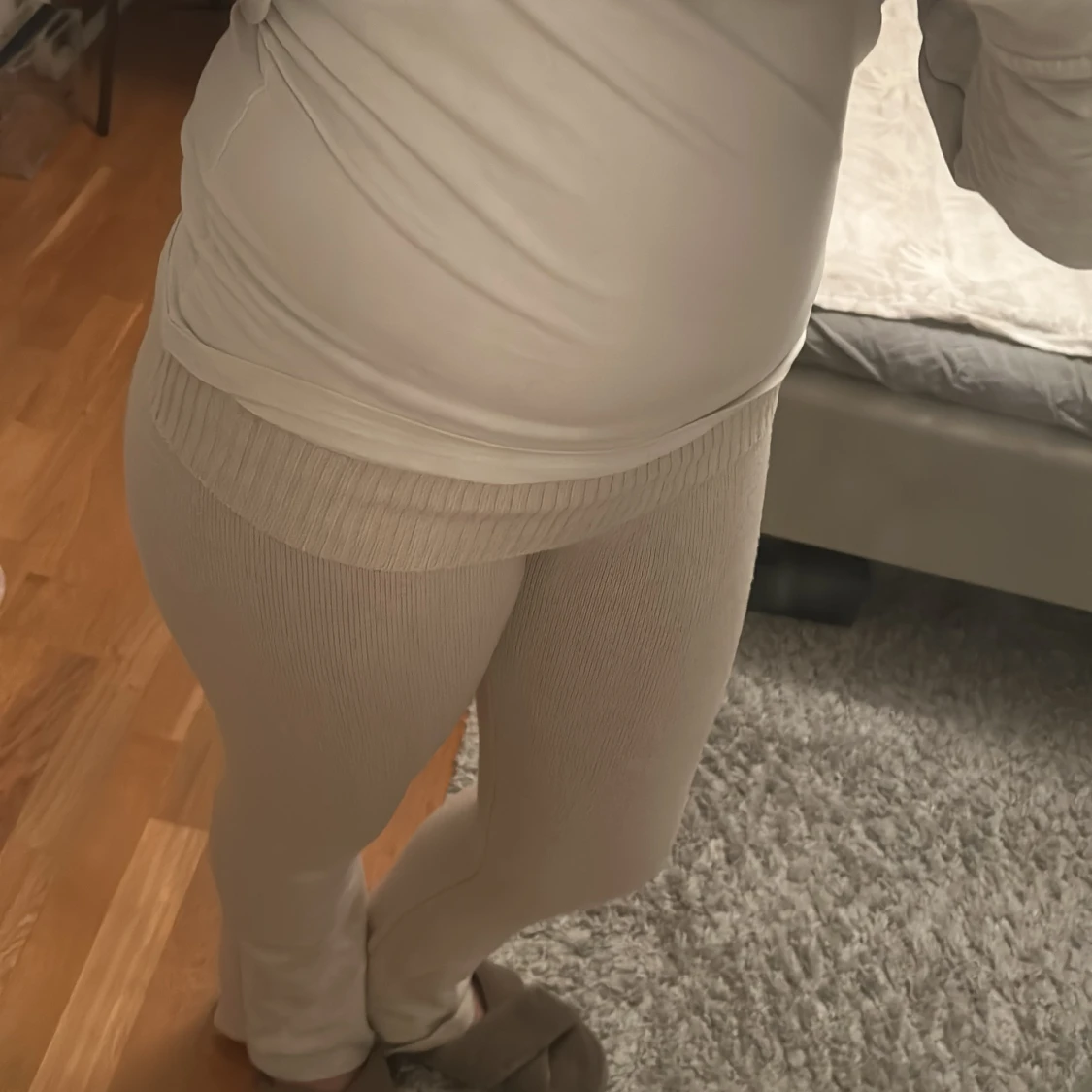 Beigea stickade yogapants byxor från Gina - 1