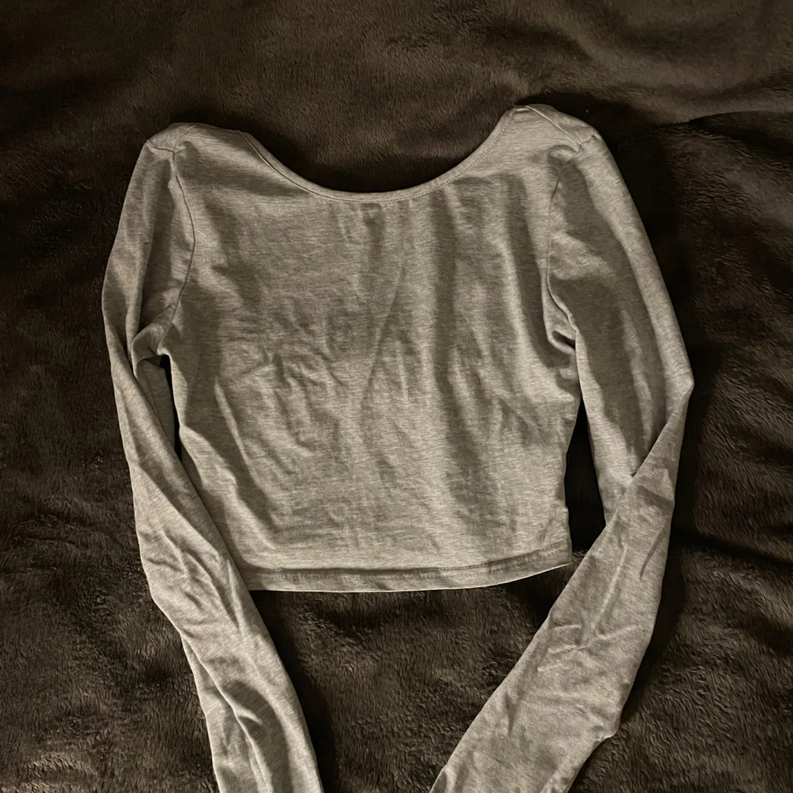 Grå croppad långärmad topp