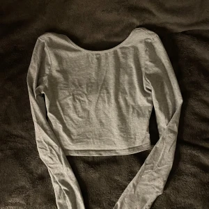 Grå croppad långärmad topp - Jättefin långärmad topp från Shein, som inte kommer till användning 💕