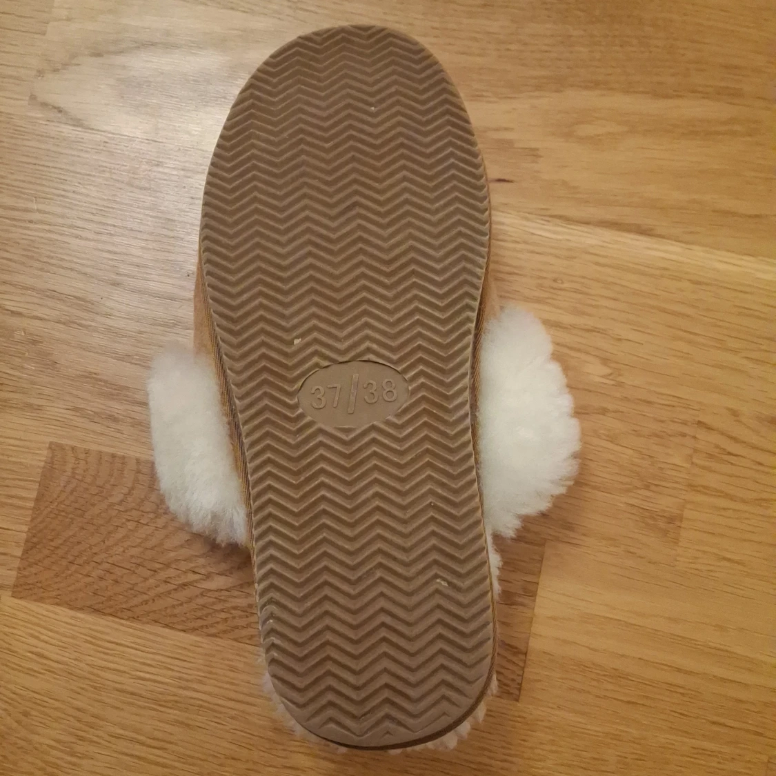 Beige fluffiga tofflor i storlek 37/38 - 1