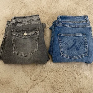 Två par jeans från Gina Tricot - Säljer två par jeans från Gina Tricot i storlek 164. Ett par är klassiskt blå med ljus tvätt och ett par är gråsvarta. Båda har fem fickor, bälteshällor och dragkedja. Perfekta för dig som gillar en enkel och stilren look.