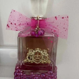 Viva La Juicy Le Bubbly parfym - Stor flaska (100 ml) av Juicy Couture Viva La Juicy Le Bubbly. Tillverkad i USA. Perfekt för dig som gillar färgglada och glittriga detaljer på din parfymhylla.Jättefin bevarad , knappt använd 
