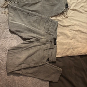 Replay Anbass grå jeans slim fit - Replay anbass, ljus grå, ganska bra skick. Passar dig som har W32 W34