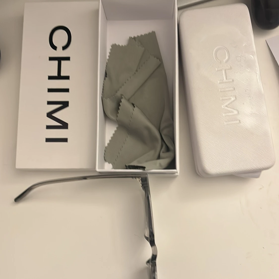 Grå transparenta solglasögon från CHIMI - 3