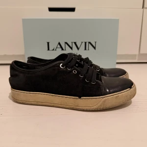 Lanvins - Tjenare! Jag säljer ett par lanvins i storlek 39, men de är stora i storleken och kan även passa dig som har 40-41. Skorna är i okej skick skulle nog säga 6/10 enda problemet är innersulan ör lite sönder. Ny pris 5000kr mitt pris 1199kr. Kom med bud!