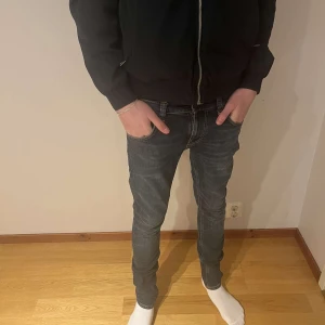 Nudie Jeans - Tvärfeta Nudie jeans perfekt nu till vintern i färgen blå, Storlek 29/32