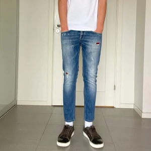 Dondup George Jeans  - Säljer nu dessa snygga Dondup George jeans med snygga slitningar i populär design, skriv för fler bilder/frågor🙌🏼