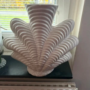 Jotex Vas -  Dekorativ vas i form av ett snäckskal.