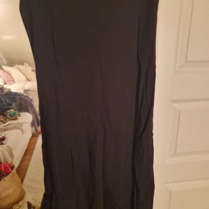 Kjol - Enkel svart kjol, bra som strandkjol