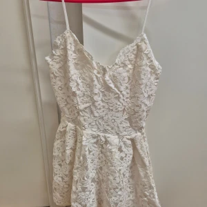 Benvit spets playsuit H&M 34 - Helt ny med lapp kvar.