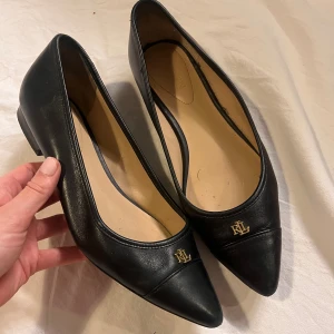 Ballerina från Ralph Lauren  - Skorna är i storlek 38 och är i fint skick! Sparsamt använda 💞