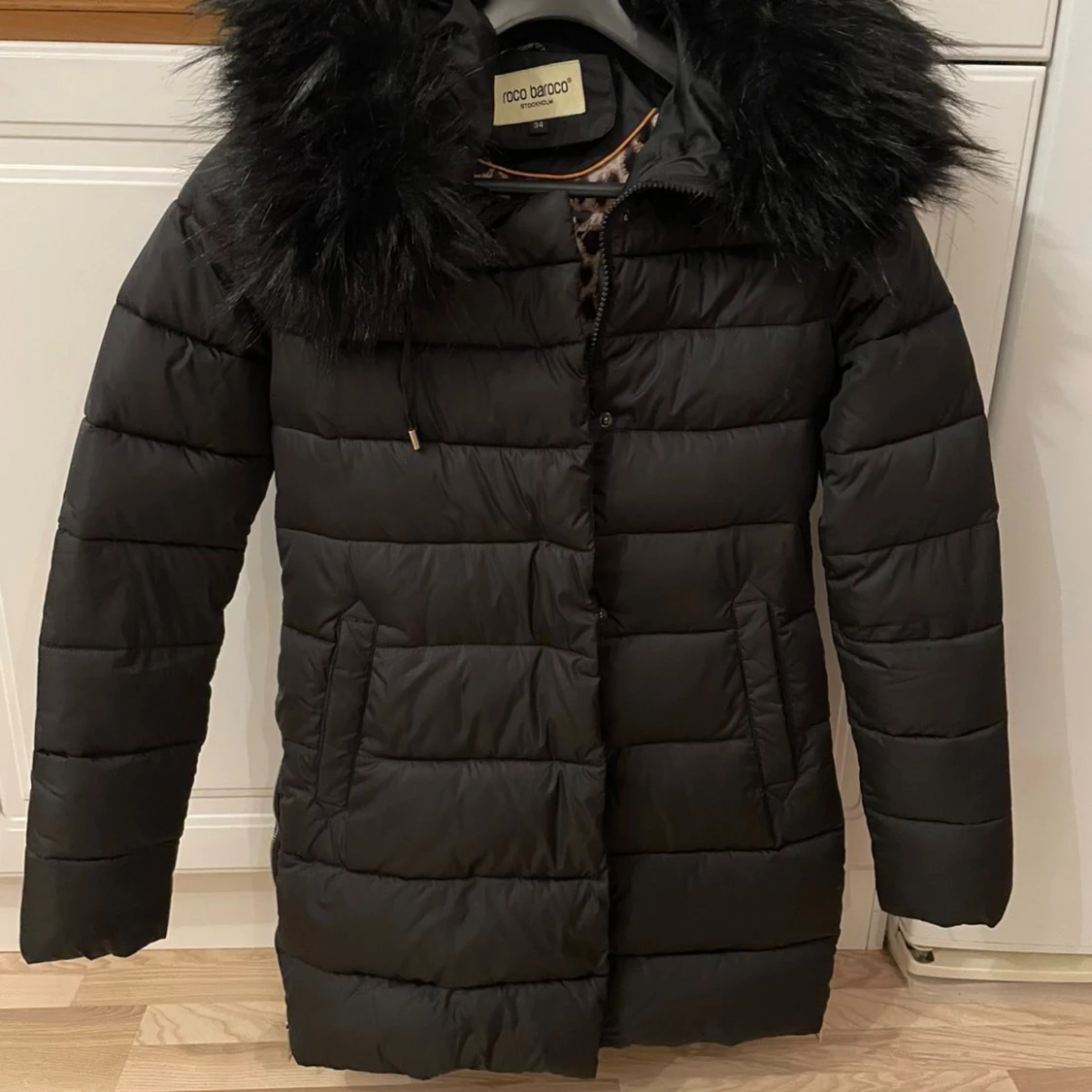 Svart dunjacka med päls från Roco Baroco - 1