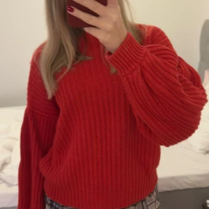 Röd stickad tröja - Säljer en snygg röd stickad tröja från nakd. Storlek xs. Mycket bra skick 