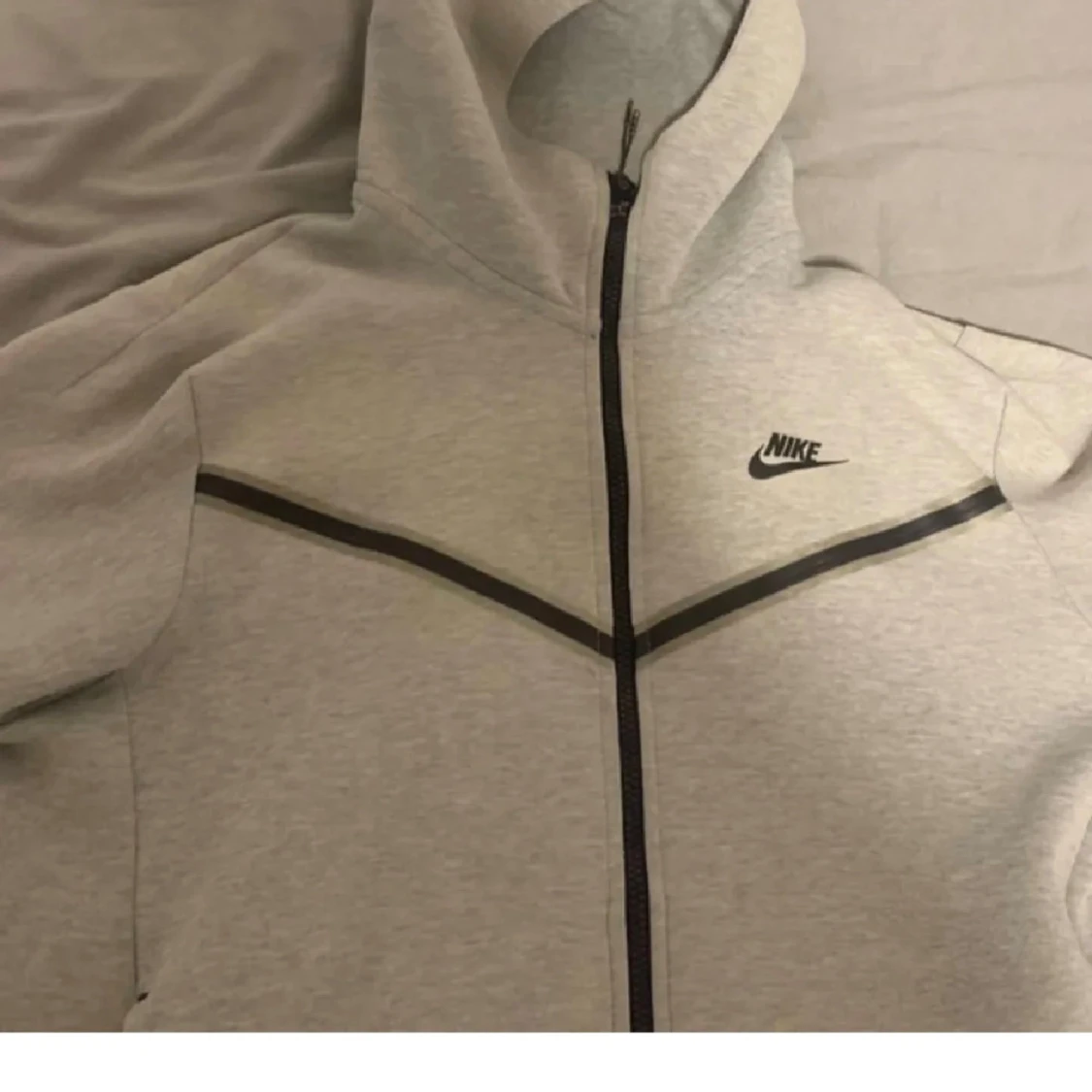 Grå Nike hoodie med svarta detaljer - 1