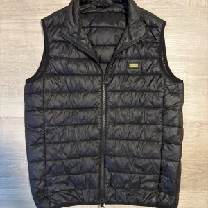 Barbour väst - Säljer en riktigt fet och unik väst som inte går att köpa längre🙌🏻”väldigt sparsamt använd!”, stl S, skriv vid minsta frågan elr funderingen 💭, kostar 1500kr 💵ny