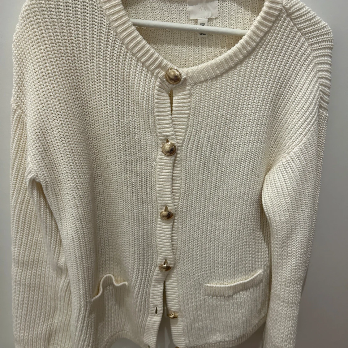 Krämvit stickad kofta med träknappar