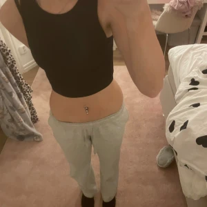 Svart croppad linnetopp från H&M Divided - Svart croppad linnetopp från H&M Divided i storlek S. Toppen har en rund halsringning och är ärmlös med breda axelband. Materialet är mjukt och stretchigt, och är jätte skön💕