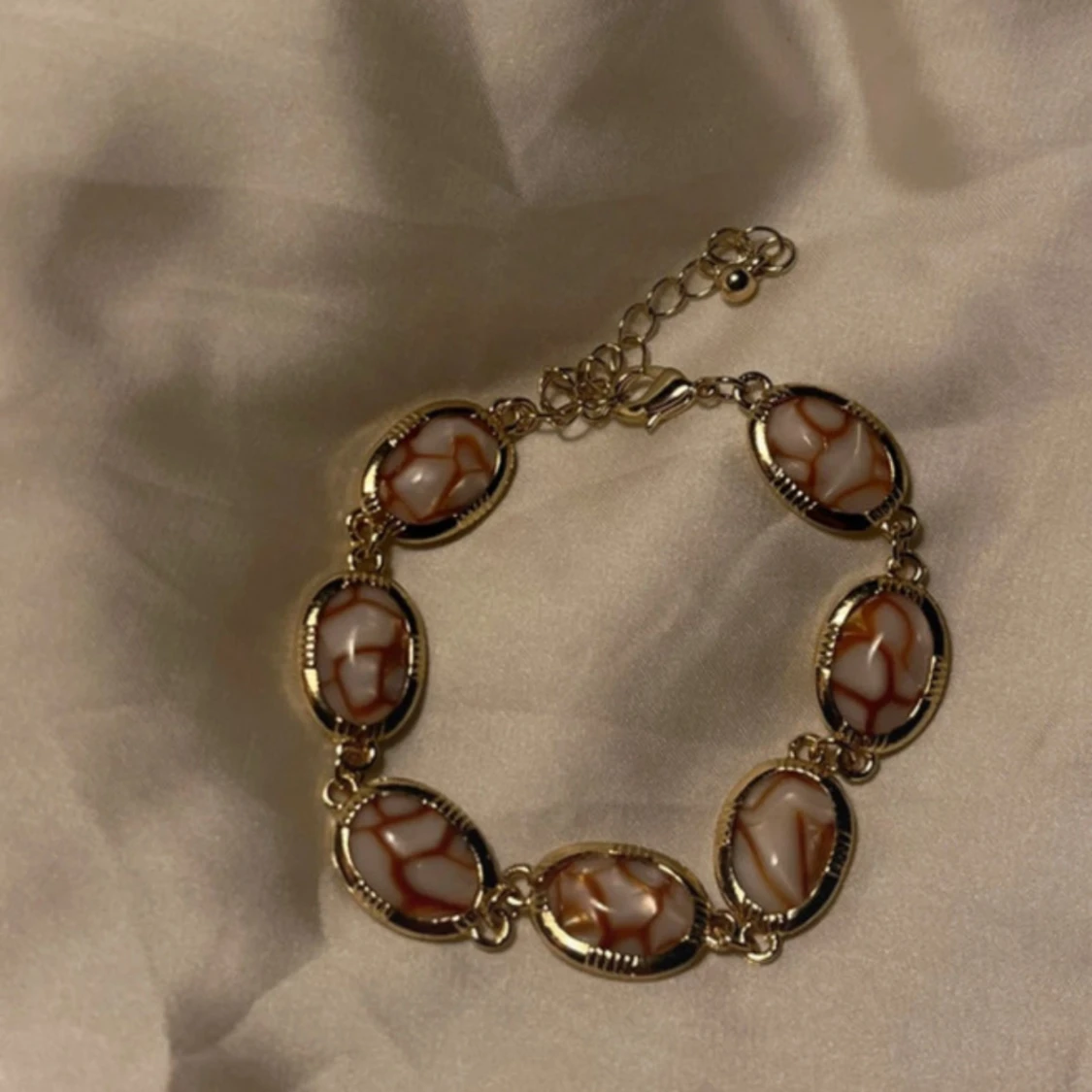 Guldigt armband med marmorerade länkar - 3