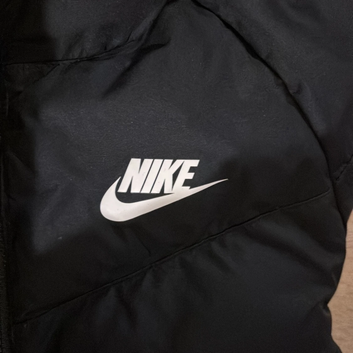 Svart pufferjacka från Nike med huva - 3