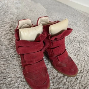 Vinröda Isabel Marant Skor  - Vinröda Isabel Marant skor i stl 37 i mycket gott skick 