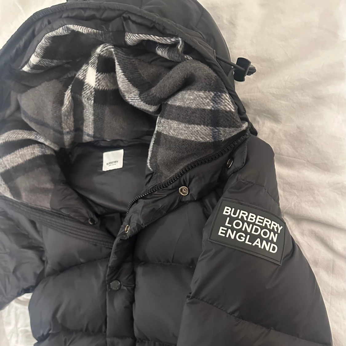 Svart Burberry pufferjacka (S) - 3