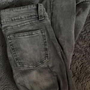 Grå bootcut jeans low waist från Gina Young - Säljer ett par grå jeans med snygg tvätt och klassisk femficksdesign. Köpa på Gina Young strlk 164, nästan aldrig använt💕