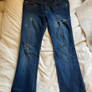 Low waist jeans - Skitsnygga. Fina detaljer. Gott skick. Står inte storlek men passar M