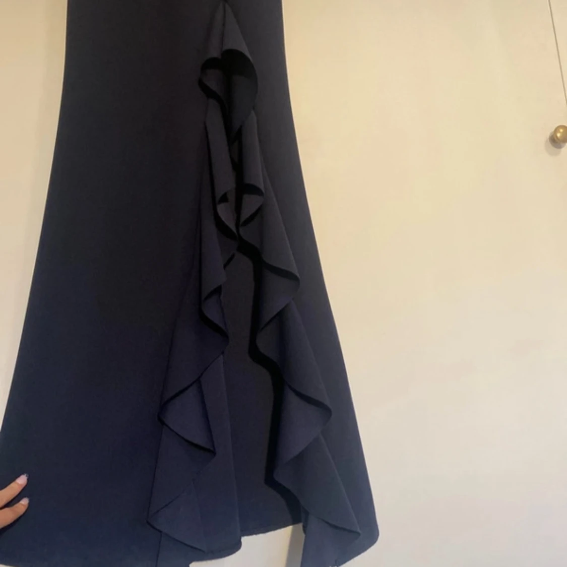 Marinblå långklänning med volang - 1