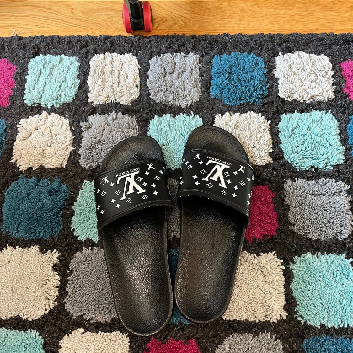 Svarta tofflor med vitt tryck