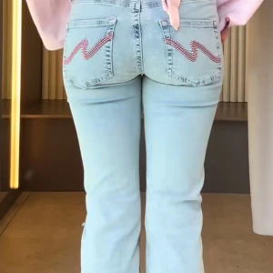 Nelly jeans - Jätte söta bootcut nelly jeans i storlek 32! De är uppsydda i ca 8 cm men går att ta ner(de kan ge lite skada på jeansen) men skriv om de ska vara kvarsytt! 