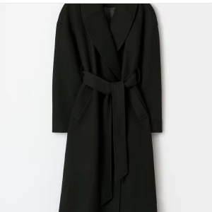 Svart kappa  - Svart kappa från Gina, köpt nyligen och knappt använd!