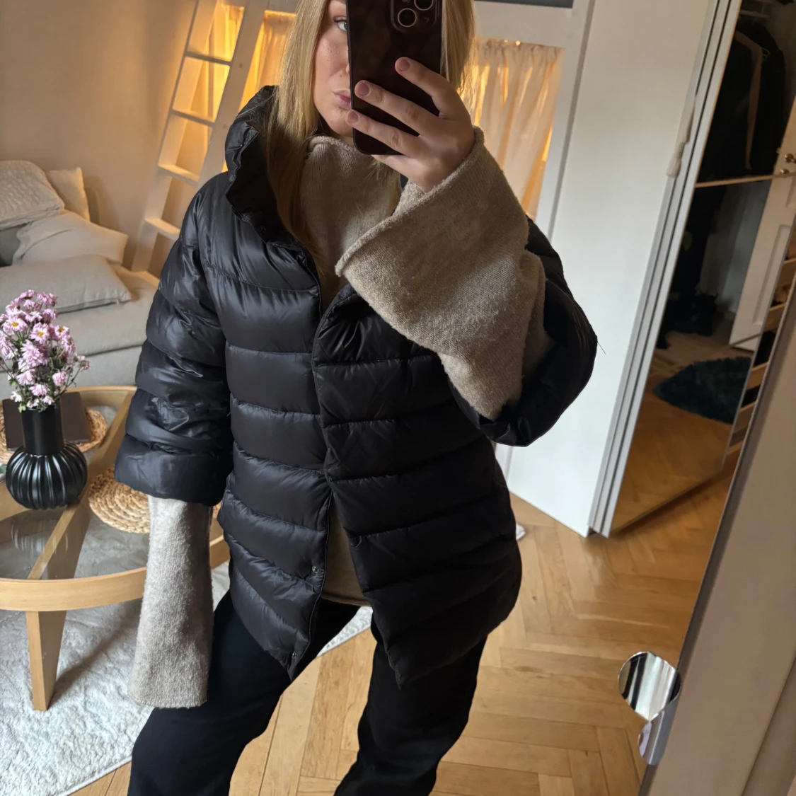 Svart pufferjacka med hög krage - 1