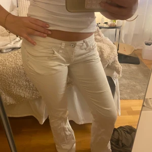 Vita lågmidjade bootcut jeans 36 Zara - Snygga i gott skick! Dock en liten rosa fläck på höger bakficka! Storlek 36