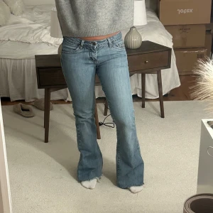 Lågmidjade utsvänga jeans  - Så fina utsvängda Lågmidjade jeans 34/36