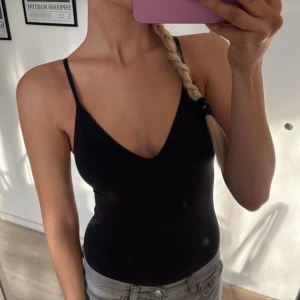 svart body - Snygg svart body från hm! 💗